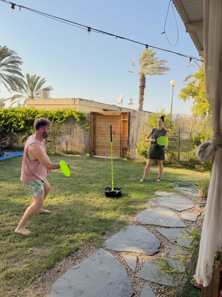 פעילות משחק זוגית על הדשא במומנט ריזורט