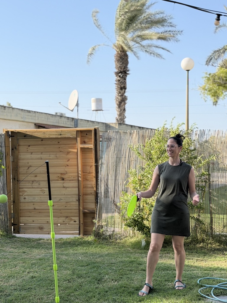 משחק קליל על הדשא במתחם Moment Resort