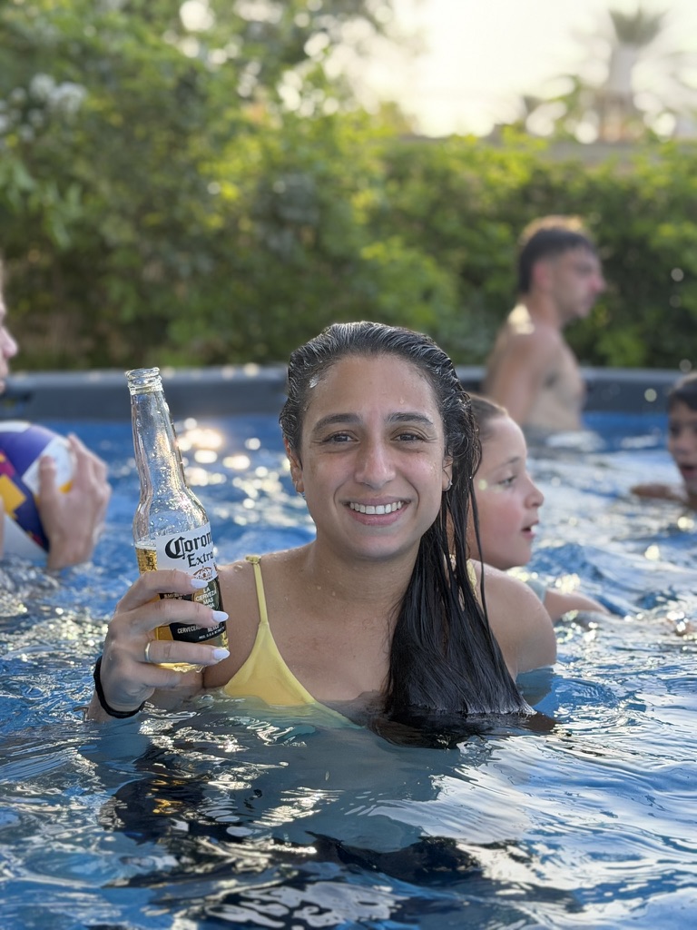 אורחת במסיבת בריכה פרטית במומנט ריזורט