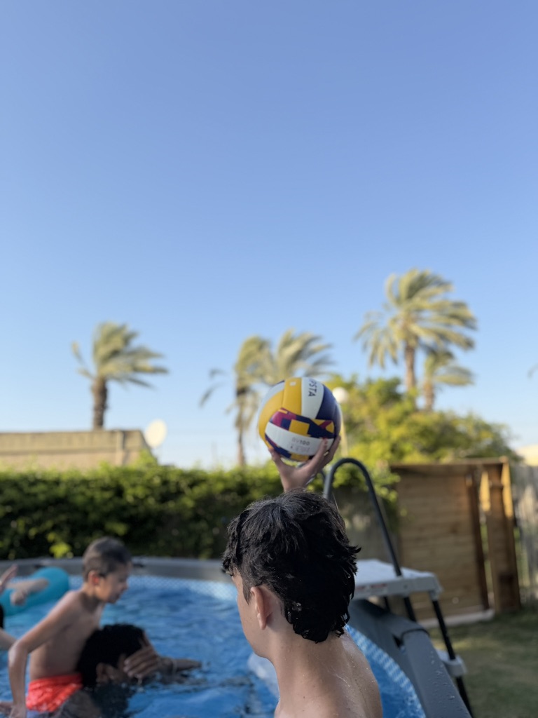 משחק כדור במים בבריכה של מומנט ריזורט